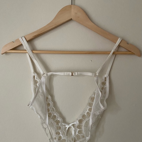 Victoria’s Secret White BabyDoll Lingerie - Picture 4 of 12